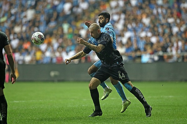 Trabzonspor formasıyla ilk lig maçına çıkan Umut Bozok, dakikalar 84'ü gösterdiğinde skoru eşitleyen golü attı.