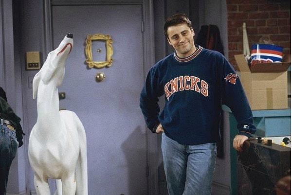 Hatırlarsınız ki Joey, Chandler ile evlerini ayırdıktan sonra beyaz bir köpek heykeli almıştı.