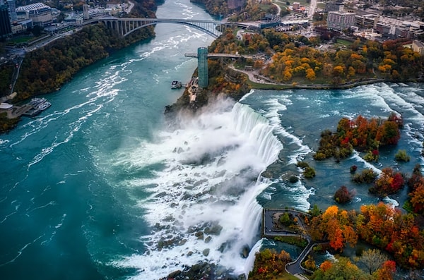 Kanada'da yaşamaya başlayan Leach, Niagara Şelalesi'ne yakın bir bölgede yaşamaya başladı. Çok vakit geçmeden, bu göz alıcı ve bir o kadar da ürkütücü şelale onun dikkatini çekti ve akıl almaz planlar yapmaya başladı.