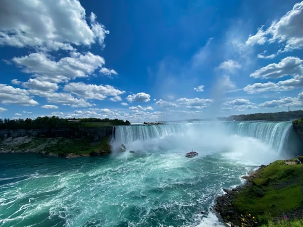 Niagara Şelalesi'nden atlayıp sağ kalmayı başaran ilk insan unvanını derin bir arzuyla istemesine takiben, bir varil içerisine girip şelaleye atlayarak bu planını gerçekleştirdi.