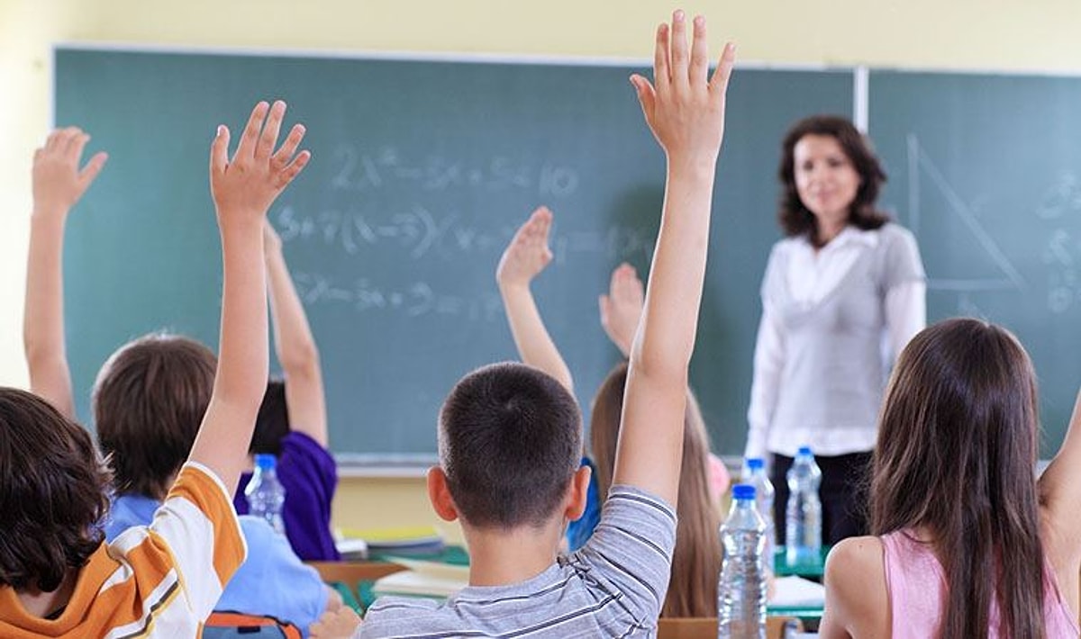 Schooling gov. Дети в школе на уроке. Занятия в школе. Школьники в классе. Класс с учениками.