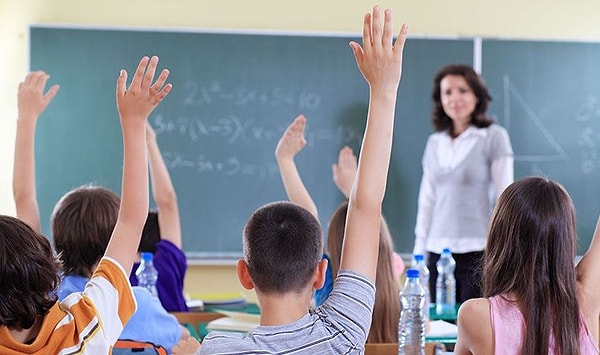 Zaman zaman sosyal medyada öğrencilerin yaptığı komik ödevlerine ya da sorgulatan mektuplarına denk geliyoruz. Onların beyninden çıkan bu yazılar da çoğumuza tebessüm ettiriyor.