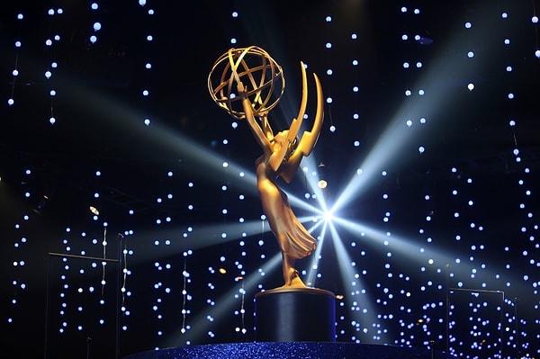 Televizyon dünyasının Oscar'ı olarak bilinen Emmy Ödül Töreni geçtiğimiz 12 Eylül akşamında gerçekleşti, ünlüler geçidi olan törende ödüller sahiplerini buldu…