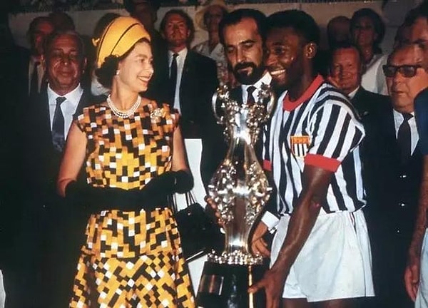 17. Kraliçe II. Elizabeth ve Pele, Maracana Stadyumu'ndayken: (1968)