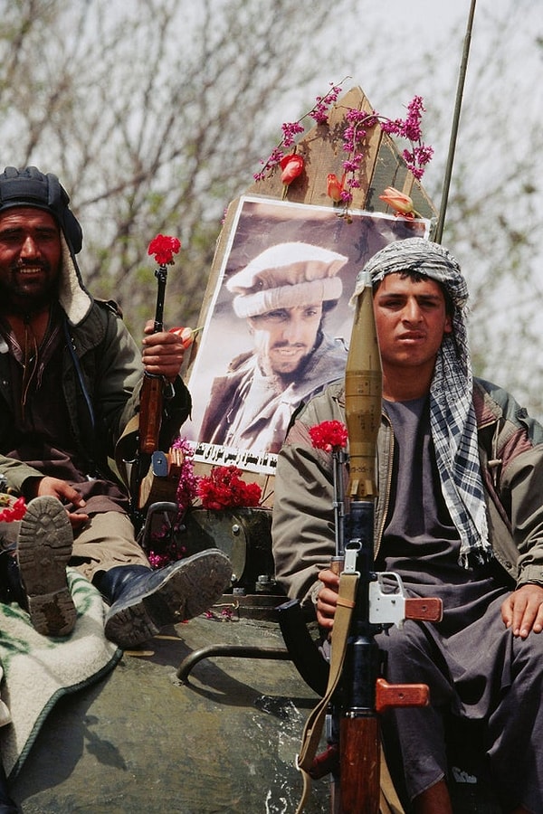 18. Afganistan'da Ahmed şah Mesud'un posteri sergilenirken: (1992)