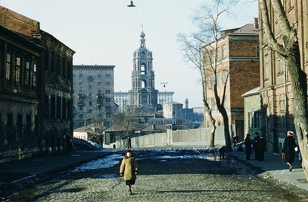 19. Moskova'da bir kız çocuğu: (1954)