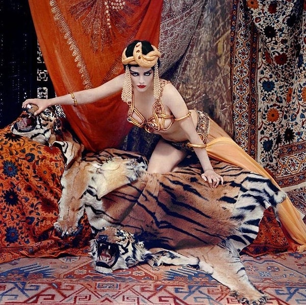 20. Marilyn Monroe, Theda Bara olarak poz verirken: (1958)