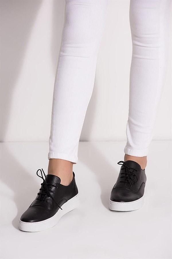 12. Beyaz tabanlı siyah bağcık bağlamalı hakiki deri sneaker.