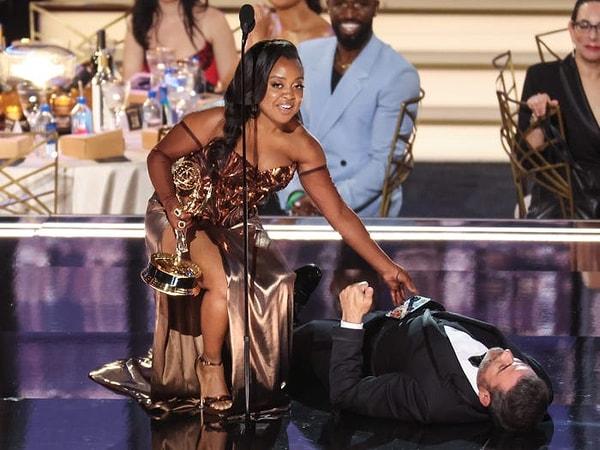 7- Vee gecenin en çok tepki toplayan olaylarından biri: Sunucu Jimmy Kimmel, Quinta Brinson'ın komedi yazarlığı dalında aldığı ödül sırasında yere uzandı!