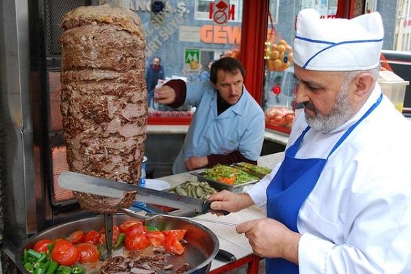 Döner kebap işinde usta Türkler, Hollanda'da bu yemeğin yaygınlaşmasına aracı oldular ve bu sebeple kapsalon bir Türk yemeği olarak bilinmeye ve tanınmaya başladı. Kısa bir süre içinde ülkede popülerlik kazandı.