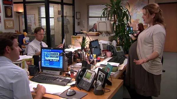 18. The Office dizisinde, Pam'in  tüm ofise "Ben çekici miyim" diye sorması.
