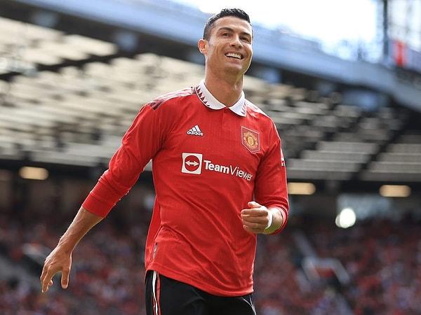 Sizce Cristino Ronaldo kendisine edilen 243 milyon Euro'luk teklifi kabul eder mi? Siz olsaydınız ne yapardınız?