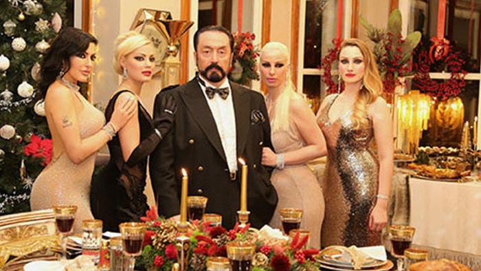 Adnan Oktar'ın Saçını Kokladı