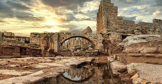 Tiyatrosundan Çeşmesine Tarih Fışkıran Bir Şehir: Perge Antik Kenti ve Tarihi Yapıları