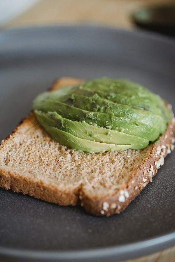 3. İki vitamin deposu besin bu tarifle güçlerini birleştiriyor:  Muzlu avokado tost