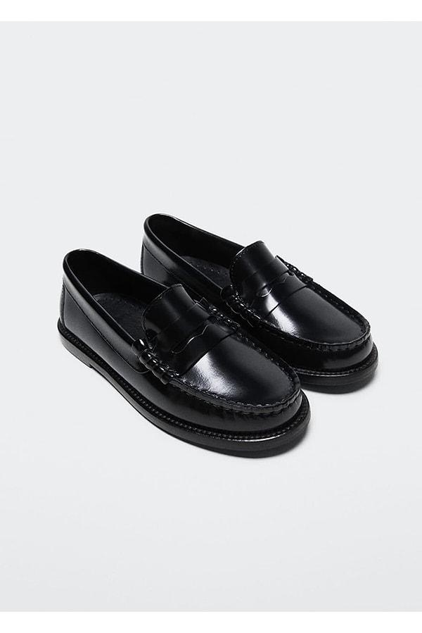 1. Okul ayakkabıları arasında en çok tercih edilen modellerden biri bu deri makosen ayakkabılar.