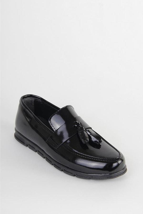 2. Daha uygun fiyatlı ve püsküllü bir model isterseniz, bu klasik okul ayakkabısı modeline bakabilirsiniz.