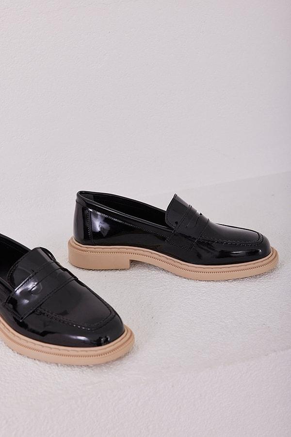7. Liseli gençler için havalı klasik model bir okul ayakkabısı.