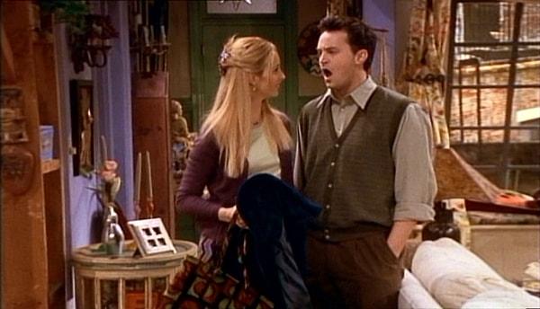 Phoebe ve Chandler ilk başta dizi için yardımcı oyuncular olarak düşünülmüşler. Ancak Phoebe ve Chandler karakterlerinin çok sevilmesi onları başrol oyuncularına dönüştürmüş.