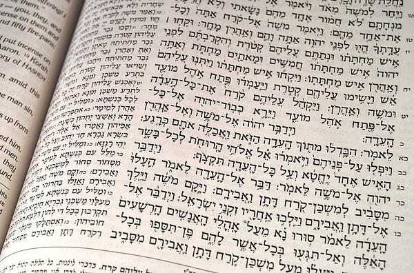 27. 2018'de kabul edilen yasaya göre devletin tek resmi dili İbranice'dir.