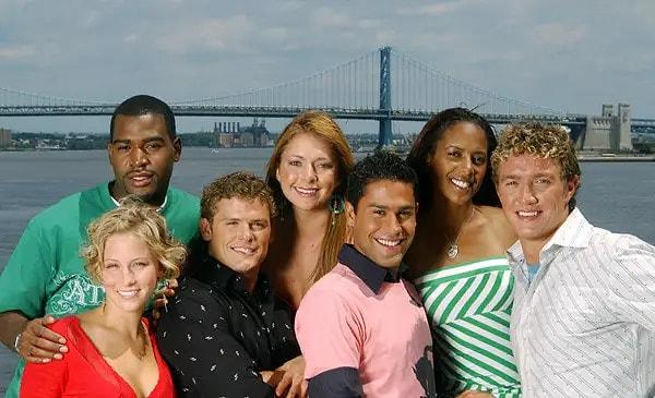1. Programın sevilen oyuncularından Karama Brown, MTV'de yayınlanan The Real World adlı dizi ile Amerika televizyonlarında yer alan ilk homoseksüel siyahi erkeği oldu.