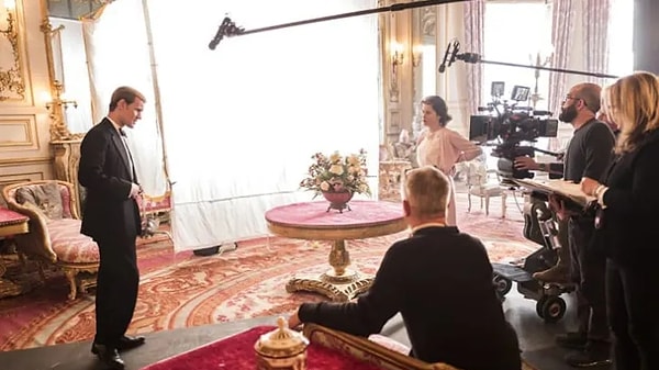 10. The Crown, tüm prodüksiyonu ile yapılan en pahalı dizilerden biri oldu. Yaklaşık 130 milyon dolar ile tamamlanan birinci ve ikinci sezon çekimi ile pahalılığını göstermiş.