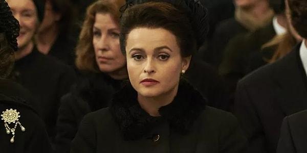 14. Helena Bonham Carter, dizide canlandırdığı Prenses Margaret ile gerçek hayatta bir kez karşılaştığını ve hatta Prenses'in Carter'ın oyunculuğu hakkında bazı yorumlar yaptığını belirtti.