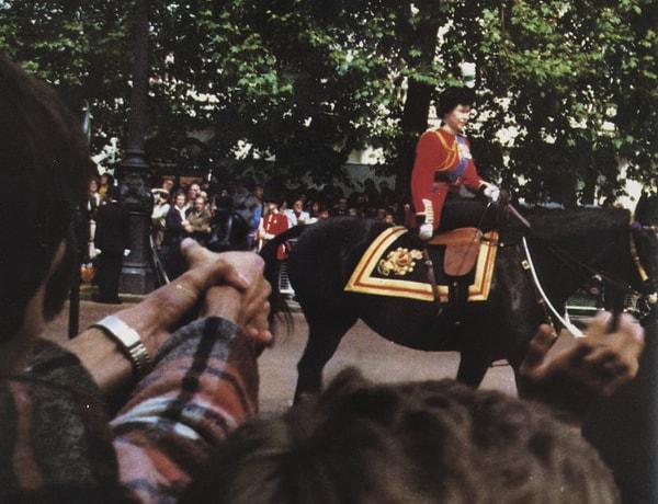 Whitehall'a doğru ilerleyen askeri yürüyüş marşta göz kamaştıran kırmızılar içerisinde askeri üniforması ile Kraliçe Elizabeth kendi atı üzerinde ilerlerken birden 6 tane silah sıkma sesi duyuldu.