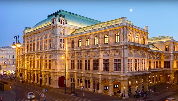Viyana'nın tüm güzelliklerini ortaya çıkartan Fatih Koparan, Wiener Staatsoper - Viyana Opera Binası, Heinrich Von Ferstel Pasajı, Viyana'nın en eski Kilisesi St. Rupert's Church, Viyana'nın en eski Eczanesi, Sigmund Freud Müzesi ve Mozart'ın Evi ve Müzesi'nden bizlere seslendi.