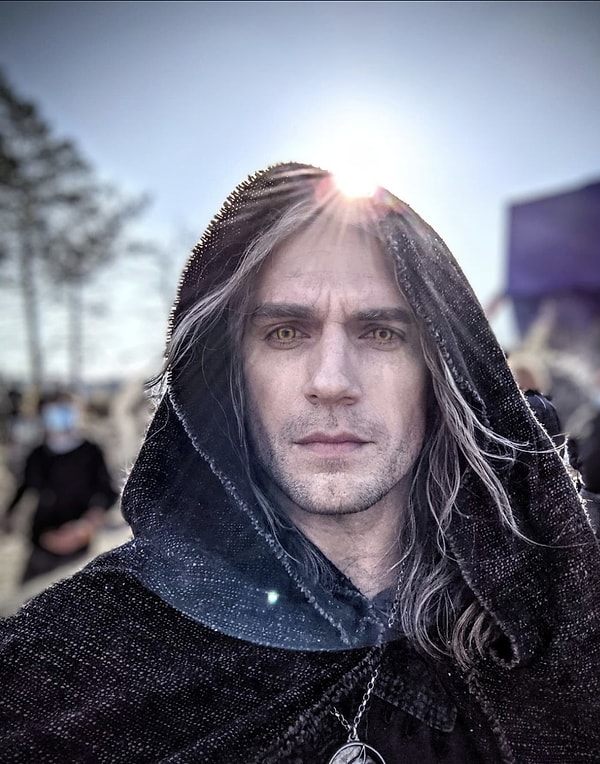 Henry Cavill aşkımızı bin beş yüze katlayan bir dizi var ki o da The Witcher. 2019 yılında Netflix'te yayınlanan The Witcher'in fantastik evrenini birçoğumuz sevmiştik.