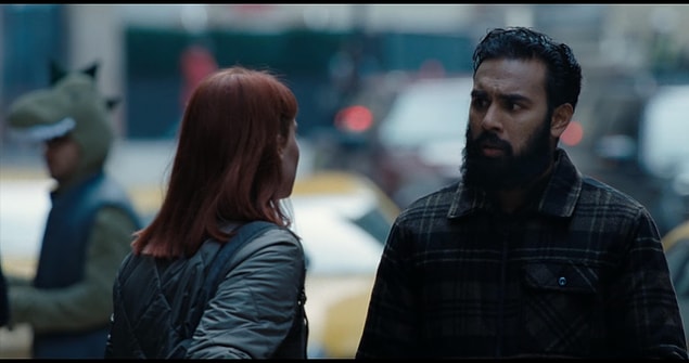 7. 2021 yapımı 'Don't Look Up' filminde Kate'in erkek arkadaşına dinozorları yok edenden daha büyük bir kuyruklu yıldızın Dünya'ya yöneldiğini söylediği sırada arka planda dinozor kıyafeti giyen bir adam görülüyor.