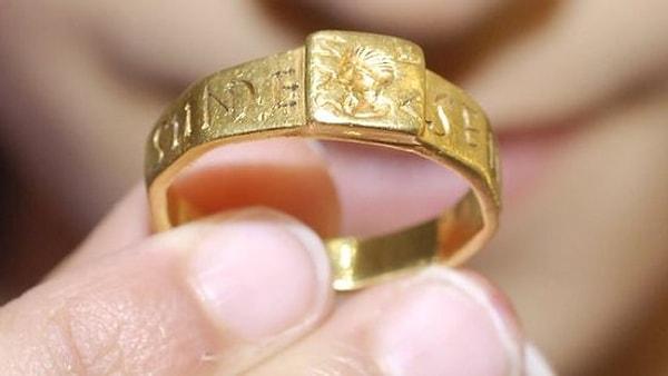 Büyüleyici tarihiyle birçok insanın dikkatini çeken Silvianus yüzüğü ise yıllardır ait olduğu soylu İngiliz ailesinin malikanesinde sergilenmeye başlandı.
