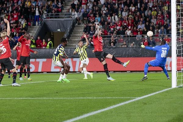 Rennes karşısında yenilgiyi kabul etmeyip son ana kadar savaşan Fenerbahçe taraftarını mutlu etti.