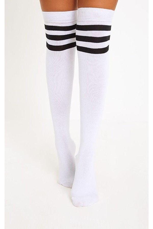 1. Diz üstü çoraplarda en sevilen modellerden biri üst kısmı çizgili olan bu modeller.