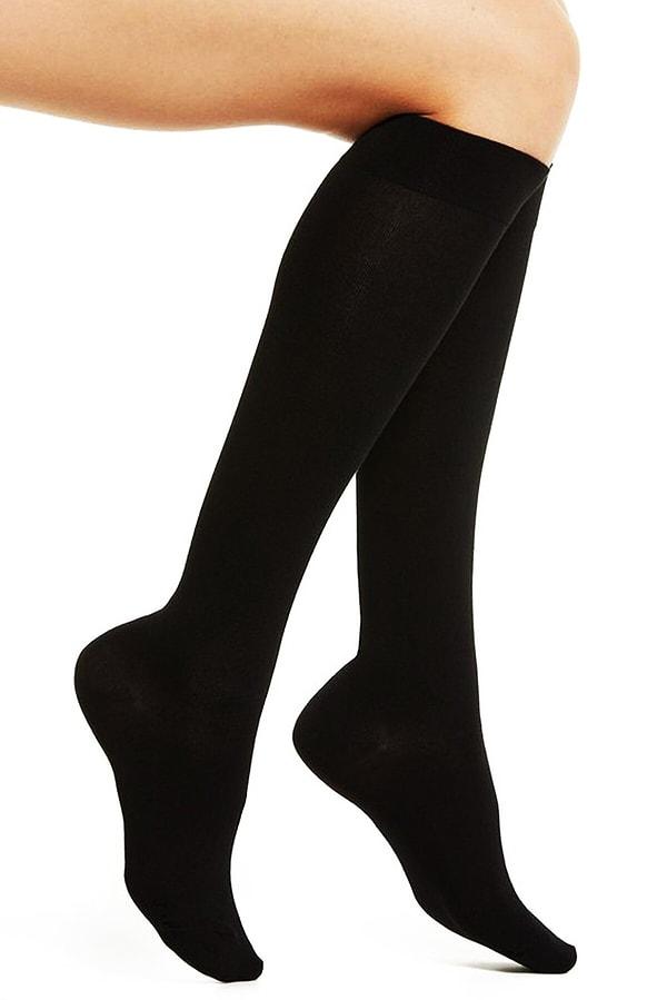 4. Ortaokul ve liseli kızların ya da yetişkinlerin kullanabileceği düz siyah diz altı çorap modeli.