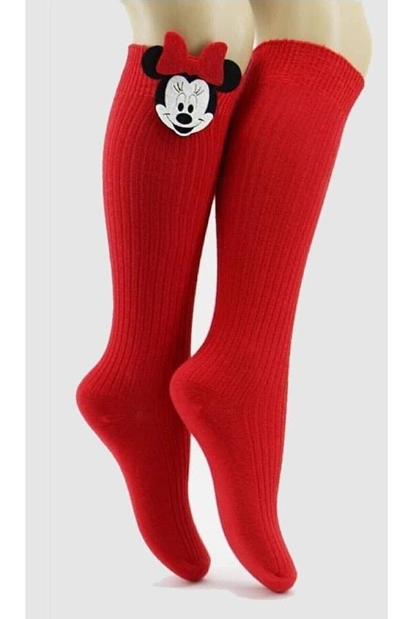 6. Mickey Mouse aşığı anneler ve kızları için kırmızı Mickey figürlü diz altı çorap.