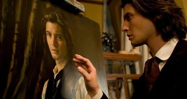 Güzelliğin ve saflığın timsali olan genç Dorian Gray, tesadüfen ressam Basil Hallward ile tanışır.