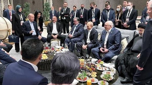Erdoğan'ın da konuk olarak katıldığı Şangay Zirvesi'nde diğer ülke liderleriyle verdiği görüntü önemli konuların görüşüldüğü zirveden daha çok konuşuldu. AKP Genel Başkanı diğer liderleri etrafında toplamış, muktedir bir görüntü veriyor.