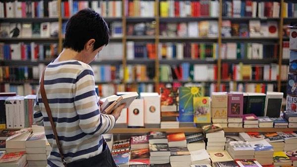 İstanbul'da yaşayan 32 yaşındaki Gökçe'yi en çok üzen şeylerden biri kitap fiyatları oluyor. İşsiz dönemlerinde dahi kitap için para denkleştirebildiğini söylerken, şu dönemde çalıştığı halde beş kitaptan üçünü pahalı görerek alamıyor.