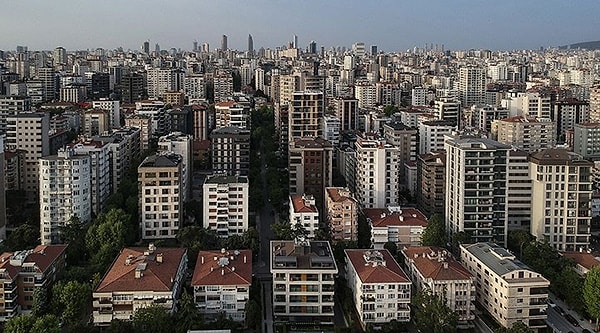 Önce İstanbul daha sonra birçok büyükşehirde ev bulmak, kiralamak çok zorlaştı. Ev kiraları bütçemizi aştığı için küçük, balkonsuz, güneş görmeyen ve ahırdan bir farkı olmayan evler karşımıza çıkıyor ve birçoğumuz da hayatımızı sürdürmek için bu evlerde yaşamak zorunda kalıyoruz.
