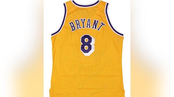 Mayıs ayında Kobe Bryant'ın Los Angeles Lakers'taki çaylak sezonundaki forması 3.7 milyon  Dolar'a satılmış ve basketboldaki en pahalı forma olmuştu.