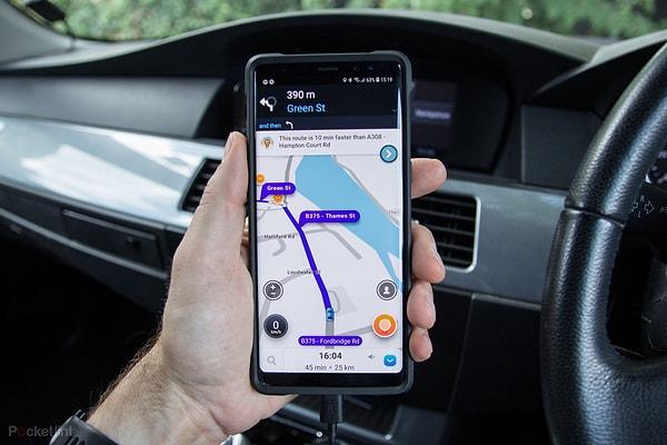 Google'ın ikinci harita uygulaması olan Waze'in gücü, sizi yol tehlikeleri, polis devriyeleri, trafik, kazalar ve sürüş deneyiminizi bozabilecek diğer her şey hakkında uyaran kitle kaynaklı uyarılarında yatıyor.