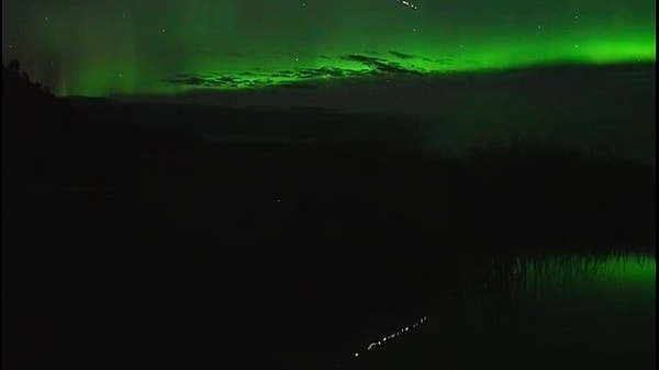 Marketa Murray ve Ronn Murray, 2 Eylül gece yarısından hemen sonra Alaska, Fairbanks'te gökyüzündeki Starlink uydularının Kuzey Işıkları'ndan geçerken görüntüledi.