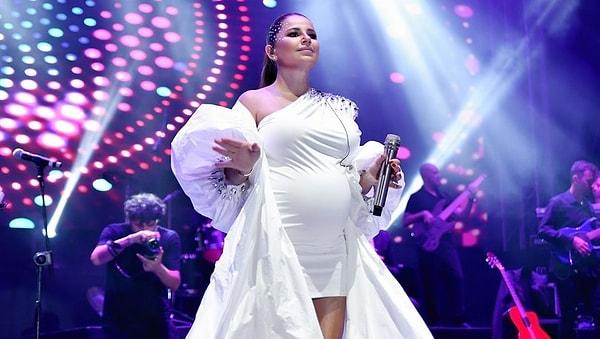 2021 yılının Aralık ayında tekrardan hamile olduğunu duyuran şarkıcı, hamileliğinin son aylarında bile konser vermeye devam etti