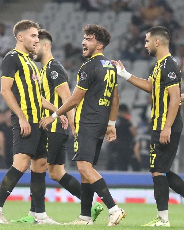 İstanbulspor'da Emir Kaan Gültekin 26. dakikada kaleyi uzaklardan yokladı. Direğe çarpan top Ersin Destanoğlu'na çarparak kaleye yöneldi. Bu golle durum 1-1'e geldi.