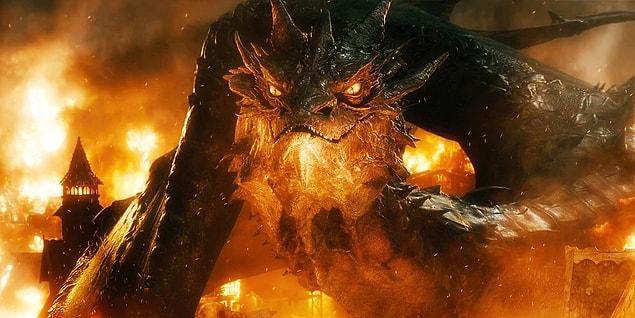 Smaug est l'un des plus grands dragons du film, et le film le montre en pleine gloire.