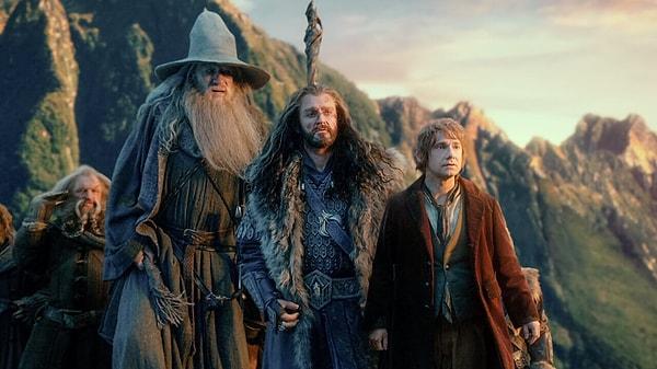 Fantastik kurgularıyla bilinen J. R. R. Tolkien' ın 1954'te yayınlanan "Yüzüklerin Efendisi: Yüzük Kardeşliği" bu üçlemenin ilk eseridir ve fantastik bir dünyanın kapılarını okuyucuya açar.