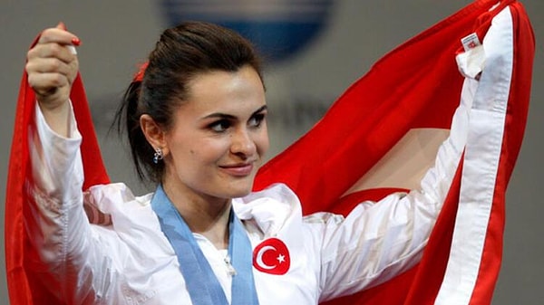 Son sorumuz gelsin. Olimpiyat oyunları tarihinde ülkemize altın madalya kazandıran ilk Türk kadın sporcu kimdir?
