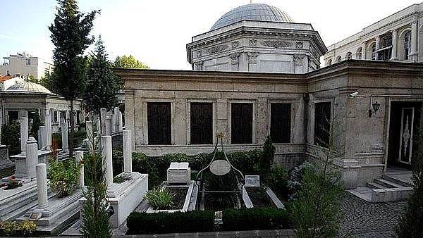 37. Simavna Kadısıoğlu Şeyh Bedrettin'in mezarını ziyaret edin. Cağaloğlu'nda yatar. Nazım Hikmet'in Şeyh Bedreddin Destanı'nı okuyarak tabii ki.