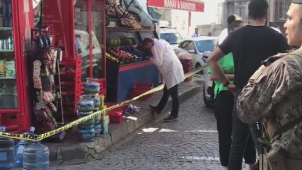 Şüpheli polislerin birini kafasından diğerini de boynundan vurdu